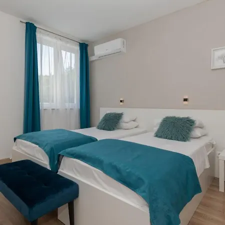 Elena - Makarska By Guide *