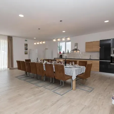 Elena - Makarska By Guide