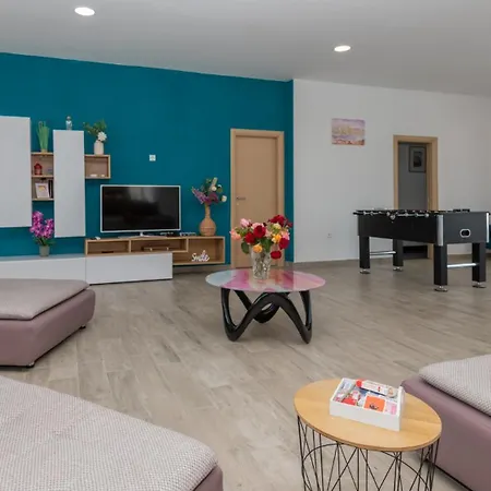 Elena - Makarska By Guide *