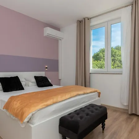 Elena - Makarska By Guide