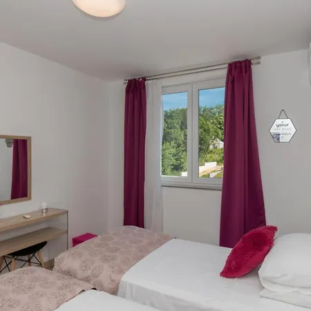 Elena - Makarska By Guide *